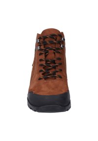 Brązowy zamszowy but turystyczny z czarnym gumowym noskiem, czarnymi i pomarańczowymi sznurowadłami, przeszyciami oraz wyściełanym kołnierzem dla wsparcia.