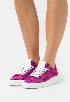Sneakers lavorate a maglia rosa e viola con lacci e suole bianchi. Presentano una superficie testurizzata e un logo sulla linguetta e sul tallone.