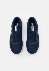 Under Armour CHARGED PURSUIT 3 - Bėgimo batai plentui - academy/white