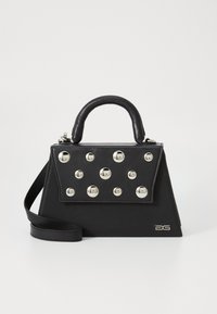 Sac à main noir avec une forme structurée, doté d'une poignée supérieure, d'une bandoulière et de clous décoratifs en métal à l'avant.
