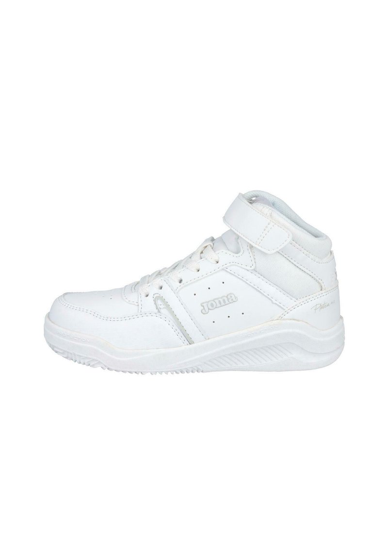 Zapatilla deportiva alta blanca con cordones en la parte delantera y correa de velcro, que presenta una textura lisa, acentos perforados y una suela acolchada.