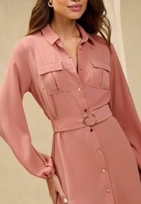 Lipsy REGULAR FIT-LONG SLEEVE BUTTON THROUGH - Marškininė suknelė - pink