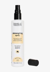 Spray desenredante Tangle Teezer en una botella blanca con bomba y tapa negra. La etiqueta tiene acentos en amarillo y texto sobre los beneficios hidratantes.