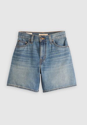 Shorts in denim azzurro chiaro con cinque tasche, chiusura con bottone frontale e orlo cucito. Presentano una texture usurata e una leggera sbiaditura.
