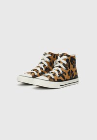 Visoke tenisice s smeškim i crnim leopard uzorkom, bijelim gumiranim vrhom, bijelim vezicama i bijelim đonovima s crnim prugama na jednoličnoj pozadini.