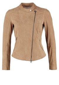 Beige suède jas met een opstaande kraag, asymmetrische ritssluiting aan de voorkant en een getailleerd ontwerp. Voorzien van twee zijritszakken en een gladde textuur.