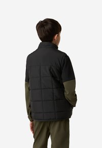 Fekete színű steppelt mintájú télikabát galléros nyakkal és kontrasztos olívazöld ujjakkal. Egyszerű és funkcionális kialakítás.