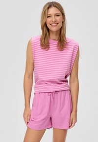 Rosa gestreifter ärmelloser Oberteil mit einem runden Halsausschnitt, kombiniert mit passenden Shorts mit Kordelzug, aus weichem, leichtem Stoff.