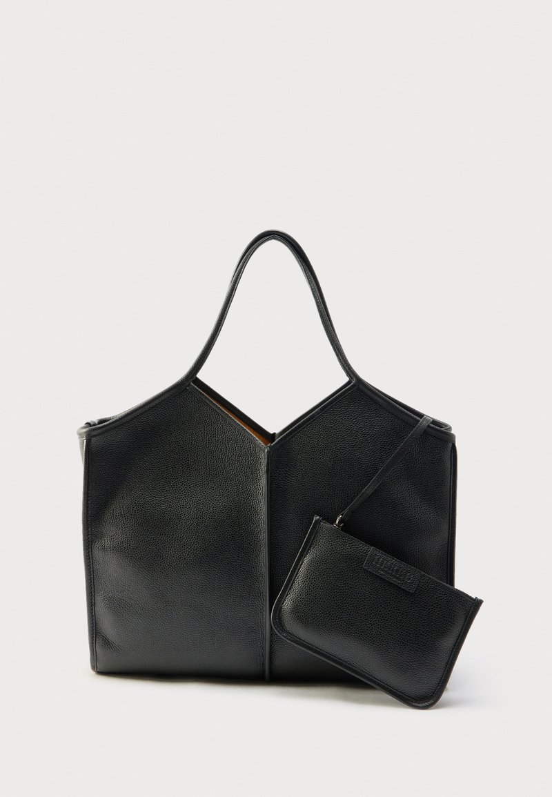 Czarna torba typu tote ze skóry o fakturowanym wykończeniu i unikalnym, w kształcie litery V, otwarciu. Zawiera małą, dopasowaną, odpinaną saszetkę.
