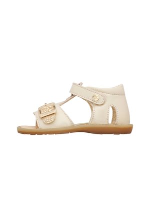 Beige Kleinkind-Sandale mit offenem Zehenbereich, Klettverschluss, dekorativer goldener Schnalle und flexibler brauner Sohle.