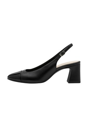 Zwarte slingback pump van leer met een glanzende neuskap, een lage blokhak en een uitgesneden ontwerp aan de zijkanten voor ademend vermogen.