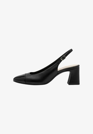 Zwarte slingback pump van leer met een glanzende neuskap, een lage blokhak en een uitgesneden ontwerp aan de zijkanten voor ademend vermogen.