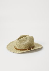Hatt av halm med bred brätte, i en naturlig färg, med ett brunt l�äderband med en metallspänne som accent. Texturerad väv genom hela hatten.