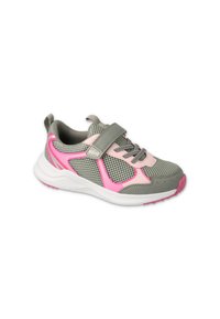 Szare buty sportowe z różowymi akcentami, siateczkowa cholewka dla lepszej wentylacji, biała podeszwa, regulowany pasek oraz dekoracyjne przeszycia.