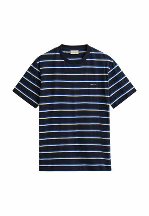 Navyblauw T-shirt met horizontale witte en lichtblauwe strepen, korte mouwen, ronde hals en een klein "GANT"-logo op de linkerborst.