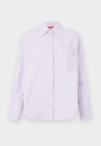 Chemise blanche à manches longues boutonnée avec fines rayures verticales violettes et une poche poitrine rayée assortie sur fond blanc.