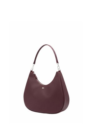 Donkerrood lederen handtas met een gebogen vorm, enkele schouderriem en een klein zilveren logo in het midden aan de voorkant.