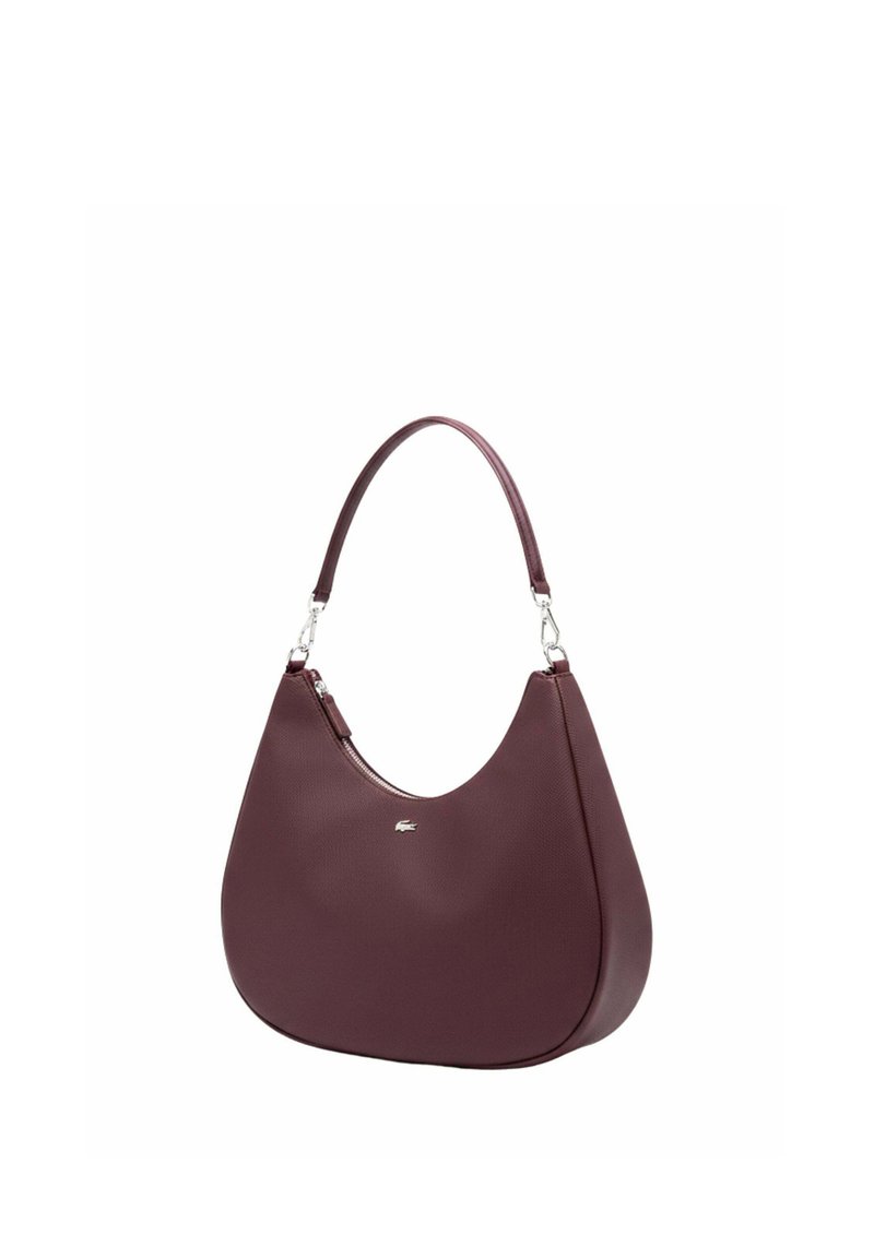 Dunkelburgunderrote Lederhandtasche mit geschwungener Form, einem einzelnen Schulterriemen und kleinem silbernem Logo in der Mitte vorne.