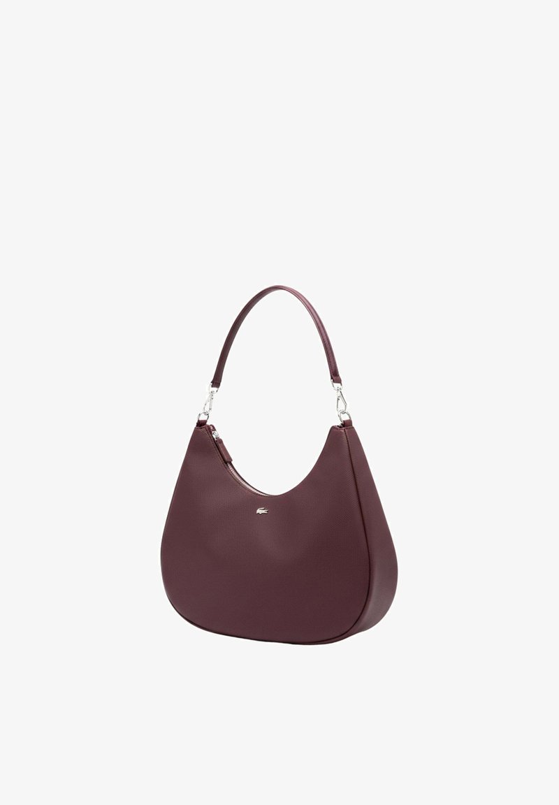 Dunkelburgunderrote Lederhandtasche mit geschwungener Form, einem einzelnen Schulterriemen und kleinem silbernem Logo in der Mitte vorne.