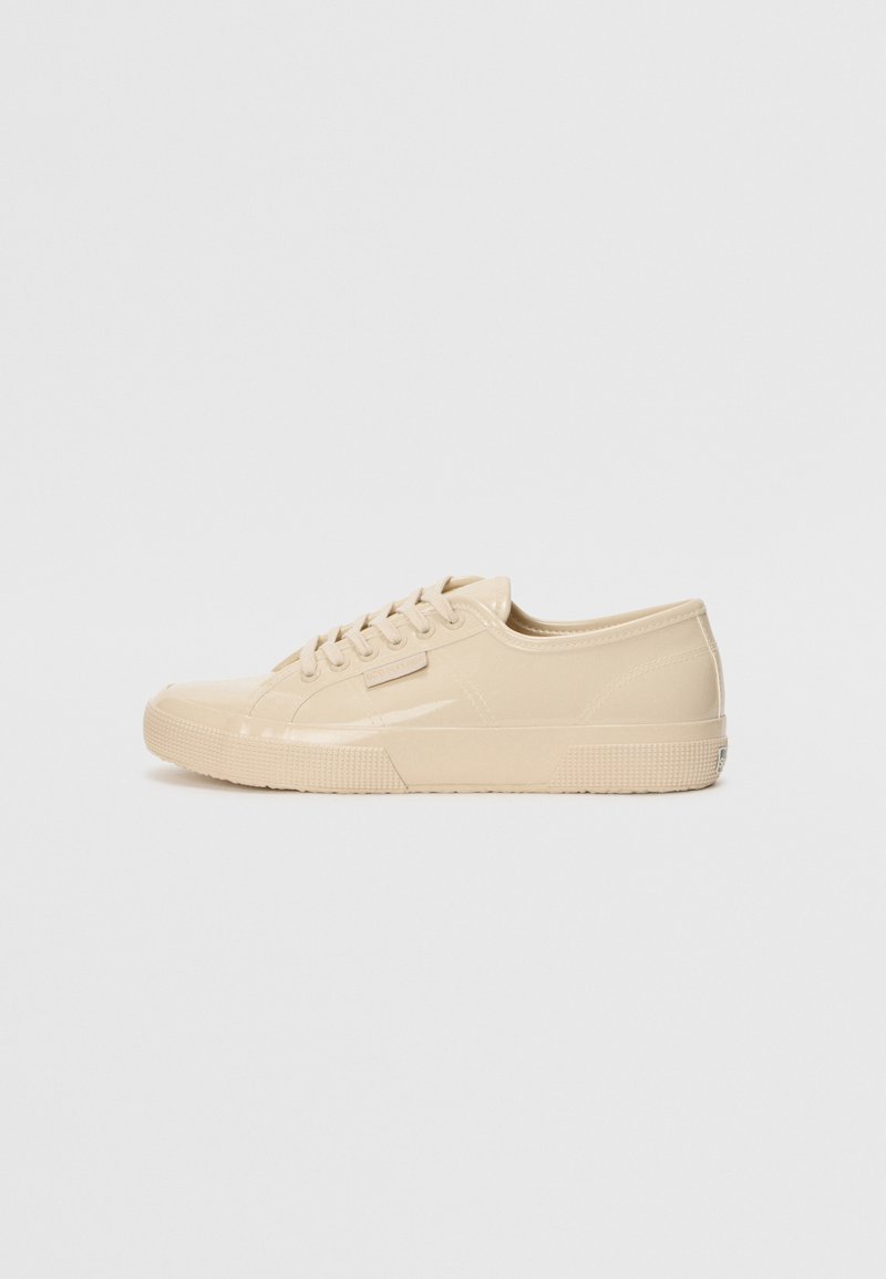 Beige lavsko sneakers med blank finish, med en teksturert gummisåle, rund tå og seks øyehull for snøring.