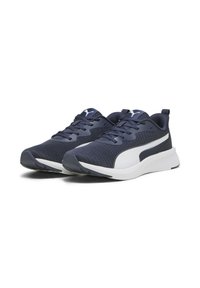 Zapatillas deportivas en color marino con parte superior de tejido texturizado, acentos en blanco, diseño de cordones y una suela blanca acolchada para mayor comodidad.