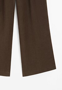 Pantalon marron à jambes larges en tissu lisse, présenté de la mi-cuisse à l’ourlet sur fond blanc.
