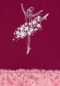 Top bordeaux con un design di ballerina in glitter argento e stelle; l'orlo presenta tulle rosa arricciato con motivi a stella e accenti metallici.