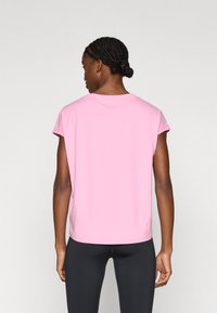 Ροζ κοντομάνικη μπλούζα με άνετη εφαρμογή και απαλή υφή. Διαθέτει στρογγυλή λαιμόκοψη και γυρισμένα μανίκια, σχεδιασμένη για άνεση.