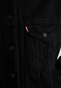 Levi's® SHERPA TRUCKER - Τζιν μπουφάν - forever black