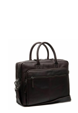 Dunkelbraune Lederaktentasche mit doppelten Griffen, vorderer Reißverschlusstasche und abnehmbarem Schultergurt vor weißem Hintergrund.