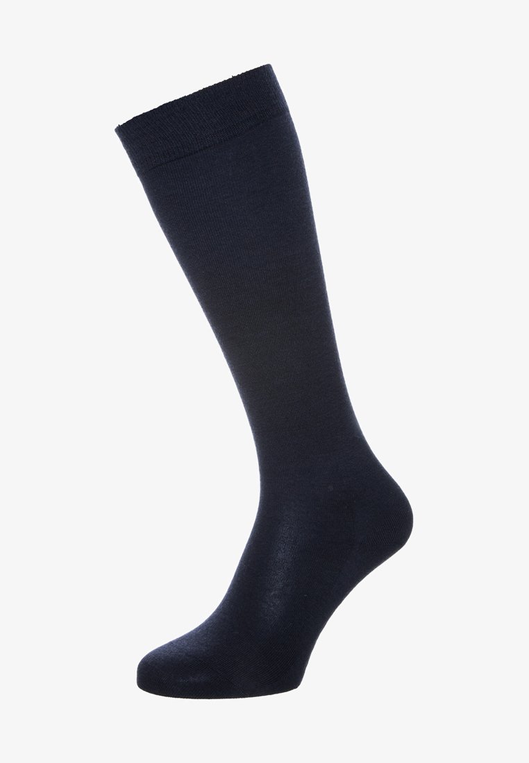 Marineblauwe sok met een gladde textuur, geribde boord en een traditionele vorm, geschikt voor formele en casual kleding.