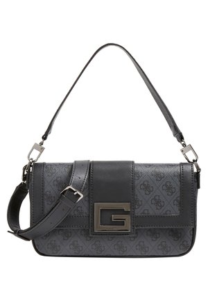 Zwarte en grijze rechthoekige schoudertas met patroonstof, metalen gesp met "G"-logo, verstelbare riem en afneembare handgreep.