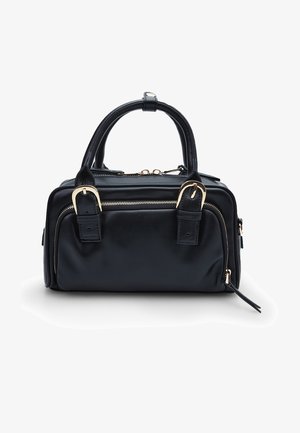 Geantă de piele neagră cu mânere superioare, accesorii din metal cu finisaj auriu, închidere cu fermoar dublu și buzunare laterale. Textură netedă cu formă rectangulară.
