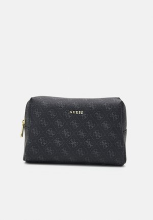 Trousse de maquillage noire avec un motif texturé, ornée d'un logo "GUESS" doré. Fermeture à glissière, forme rectangulaire et matériau lisse.