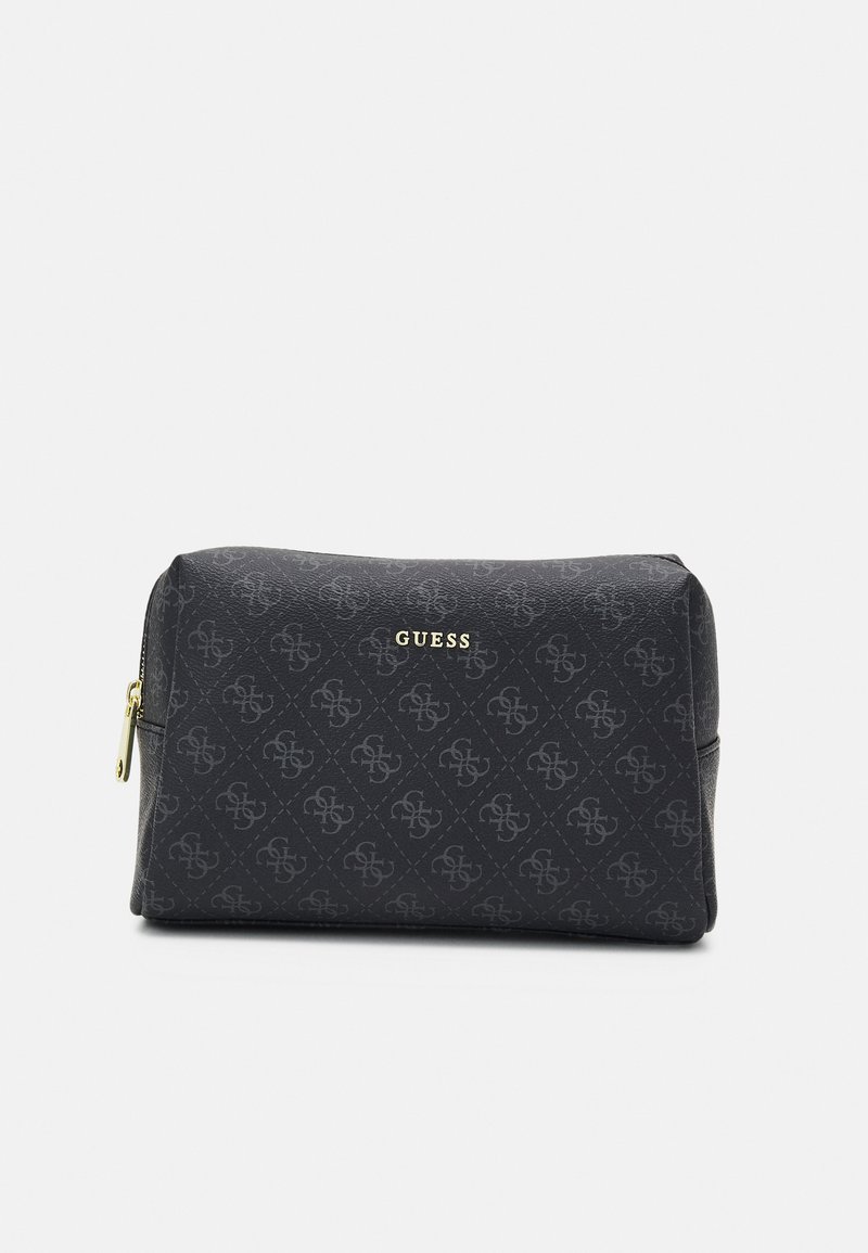 Trousse de maquillage noire avec un motif texturé, ornée d'un logo "GUESS" doré. Fermeture à glissière, forme rectangulaire et matériau lisse.