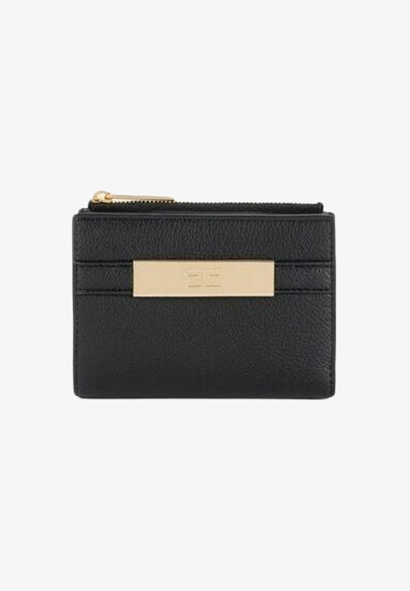 Portafoglio in pelle nera con finitura strutturata, caratterizzato da un dettaglio in metallo dorato e una tasca frontale con linee orizzontali. Chiusura superiore con cerniera.