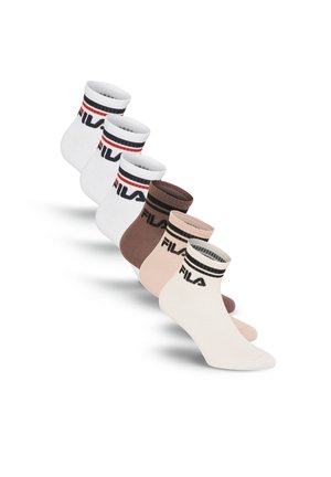 Sechs Paar Knöchelsocken in Weiß, Braun, Beige und Off-White mit FILA-Logo und gestreiften Bündchen, diagonal angeordnet.