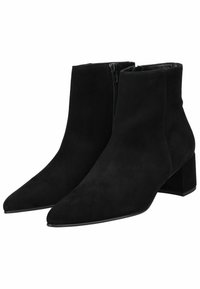 Bottes de cheville en suede noir avec un bout pointu, une fermeture éclair sur le côté et un talon bloc. Le design est élégant avec une finition lisse et texturée.