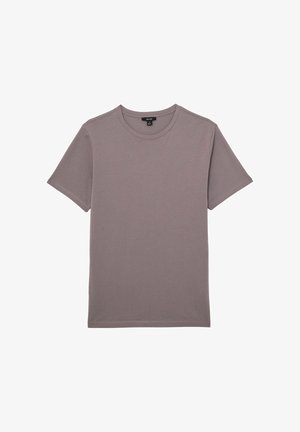 Pamut póló visszafogott mályvaszínben, klasszikus kerek nyakkivágással, rövid ujjakkal és sima, egyenletes textúrával. Nincs rajta minta vagy díszítés.