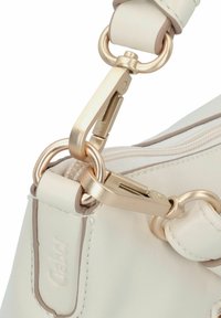 Dettaglio di una borsa in pelle bianca con hardware dorato, ganci a scatto e cuciture visibili. Texture liscia con un design minimalista.