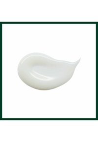 Tache de crème blanche ou de lotion avec une texture lisse sur fond blanc, en forme de goutte courbée.