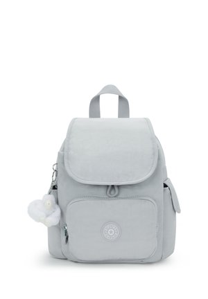 Grauer Rucksack mit Klappenverschluss, Fronttasche und Seitentasche. Verfügt über einen plüschigen Schlüsselanhänger und ein Logo-Patch auf der Vorderseite. Texturiertes Gewebe.