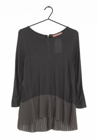 Top nero a maniche lunghe con uno strato inferiore in chiffon plissettato; corpetto definito, scollatura rotonda e dettaglio della zip posteriore.