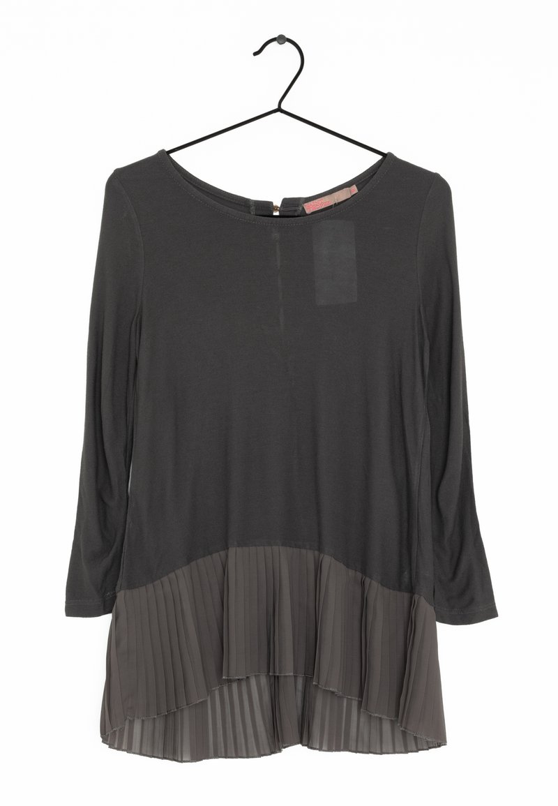 Schwarz langärmliges Oberteil mit einem plissierten Chiffon-Unterteil; einfarbiger Brustbereich, runder Halsausschnitt und Reißverschlussdetail hinten.