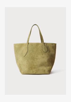 Bolsa tote em camurça verde oliva com duas alças alongadas e uma textura suave, apresentando um design minimalista e sem enfeites visíveis.