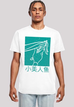 Hvid kortærmet t-shirt med en teal grafik af en hånd, der holder en bølge, med japansk tekst nedenfor. Blødt bomuldsmateriale, afslappet pasform.