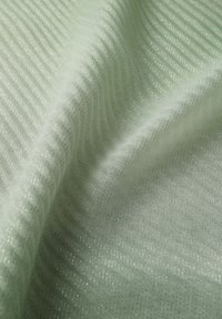 Tissu côtelé vert menthe avec un léger éclat métallique, présentant de fines lignes horizontales et une surface douce et texturée.