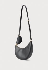 Melna ādas plecu soma ar raupju tekstūru, izliekta forma, regulējama siksna un zelta aksesuāri. Iespējamā apaļa detaļa.