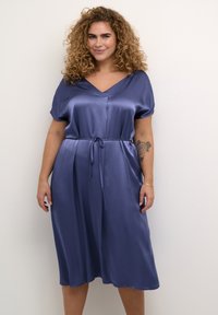 Rochie din satin, de lungime medie, cu decolteu în V, de culoare albastru închis, cu mâneci scurte și curea legată în talie, având o textură netedă și o croială confortabilă.