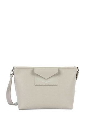 Sac bandoulière en cuir texturé gris clair avec bride réglable et poche avant style enveloppe, de la marque "Lancaster Paris."